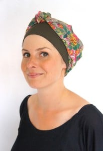 Comment nouer un foulard en turban sur toute la tête