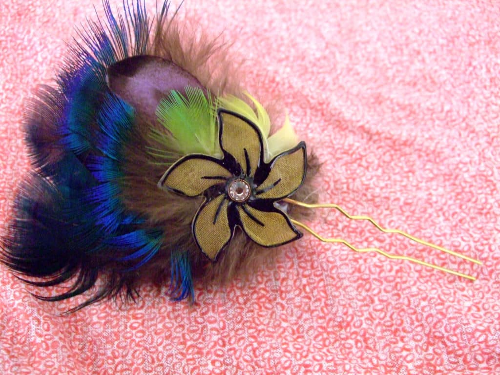 Epingle à cheveux Fleur noire et plumes