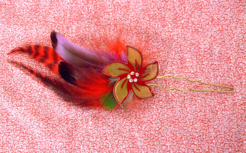 Epingle à cheveux Fleur rouge et plume
