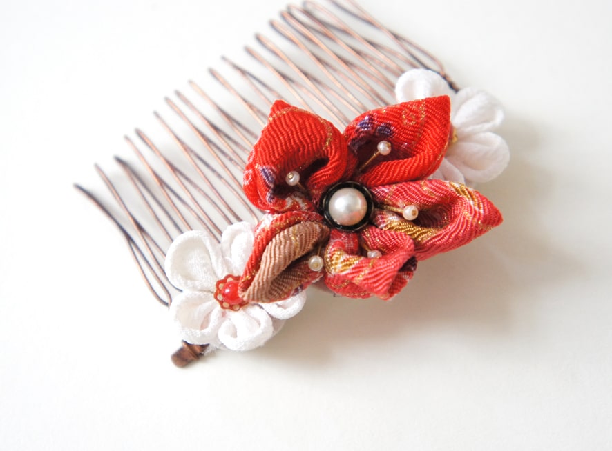 Peigne japonais en fleurs kanzashi Geisha rouge et blanches