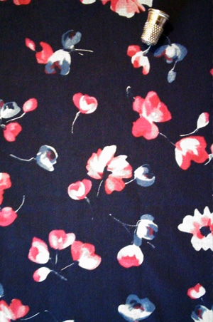 foudre-tissu-bandana-marine-fleurs-rouges