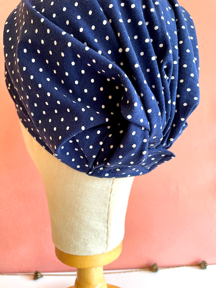 Bandeau Scratch couvrant à pois bleu marine – Image 6