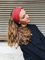 Bandeau à cheveux en maille grenat de la marque Foudre porté en cache-oreille