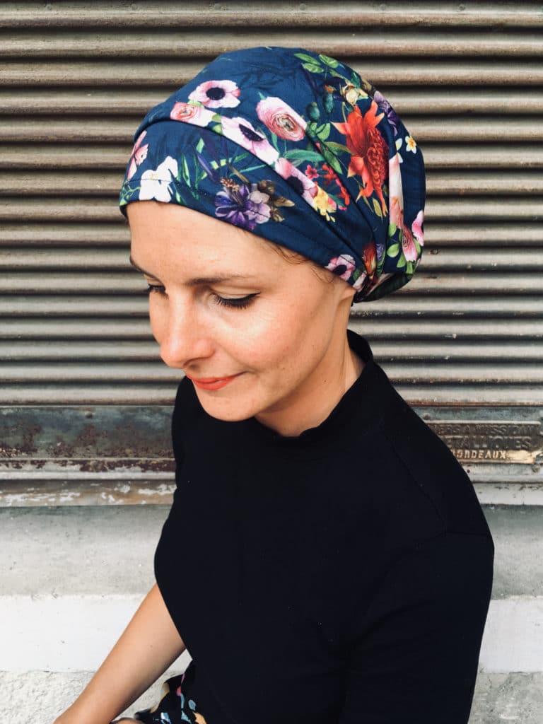 foulard chimiothérapie à scratch à fleurs bleu et multicolore