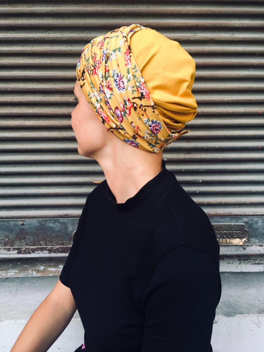 ensemble de bonnet et bandeau pour chimiotherapie à fleurs liberty jaune aki