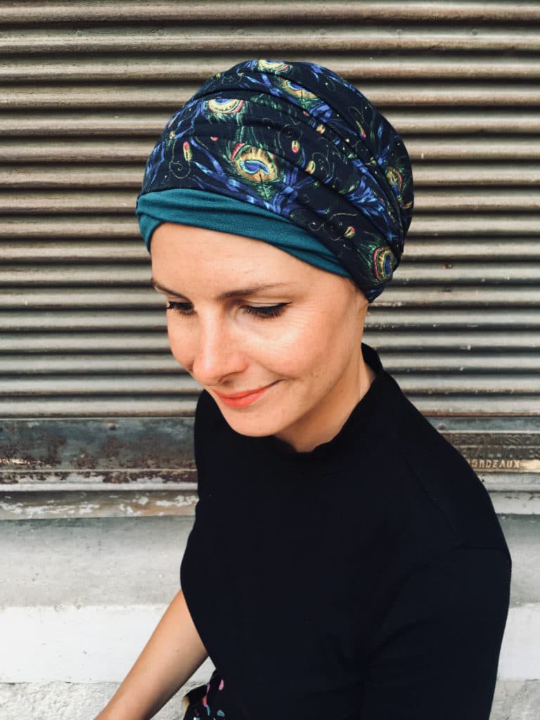 ensemble de bandeau et bonnet pour chimiotherapie motif plumes de paon