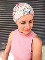 Le bandeau à scratch pour chimiothérapie à fleurs rose est facile à mettre