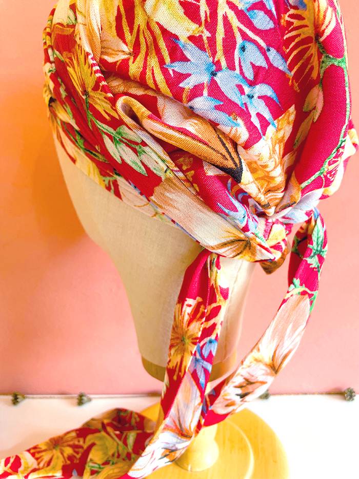 Foulard couvrant à fleurs Hawai rouge – Image 4