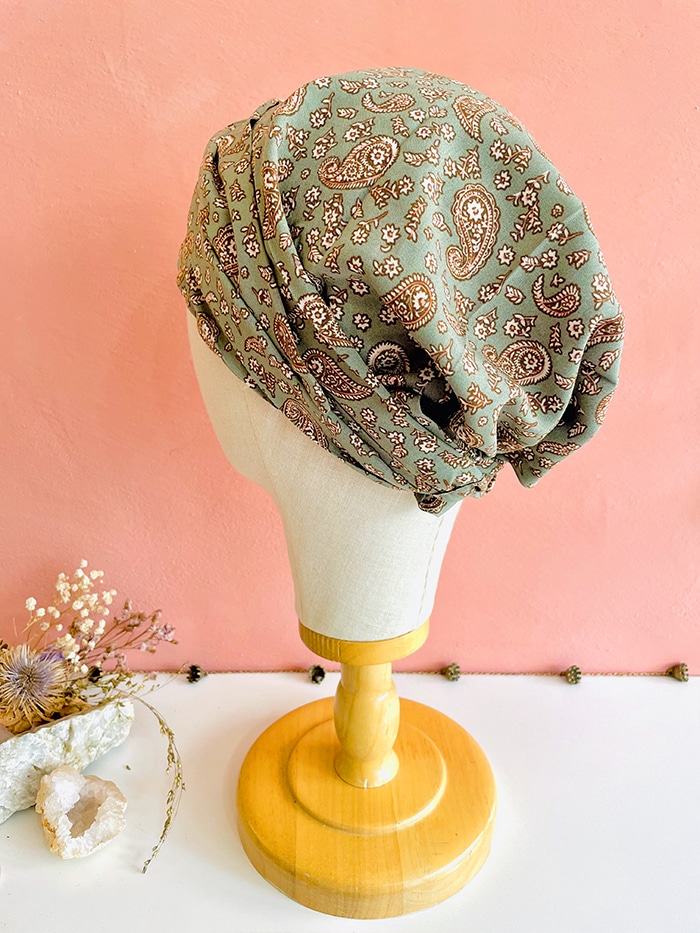 Foulard pour chimiothérapie Cachemire vert "Elsa" – Image 4