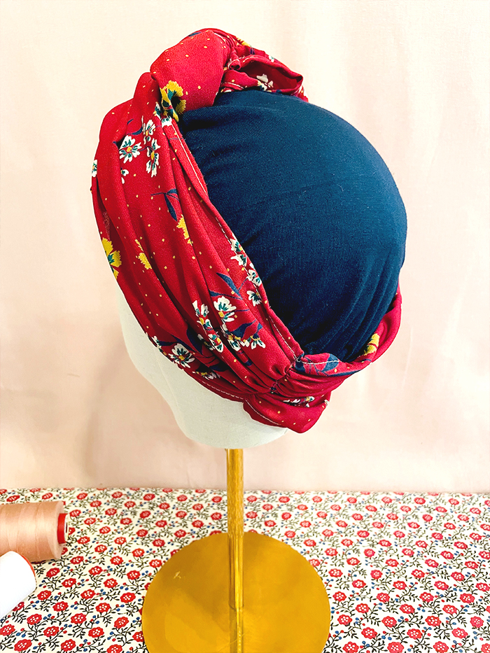 Bonnet-foulard chimio pré-formé à fleurs rouge - Lizee – Image 6