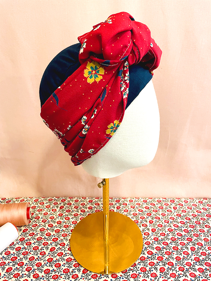 Bonnet-foulard chimio pré-formé à fleurs rouge - Lizee – Image 5