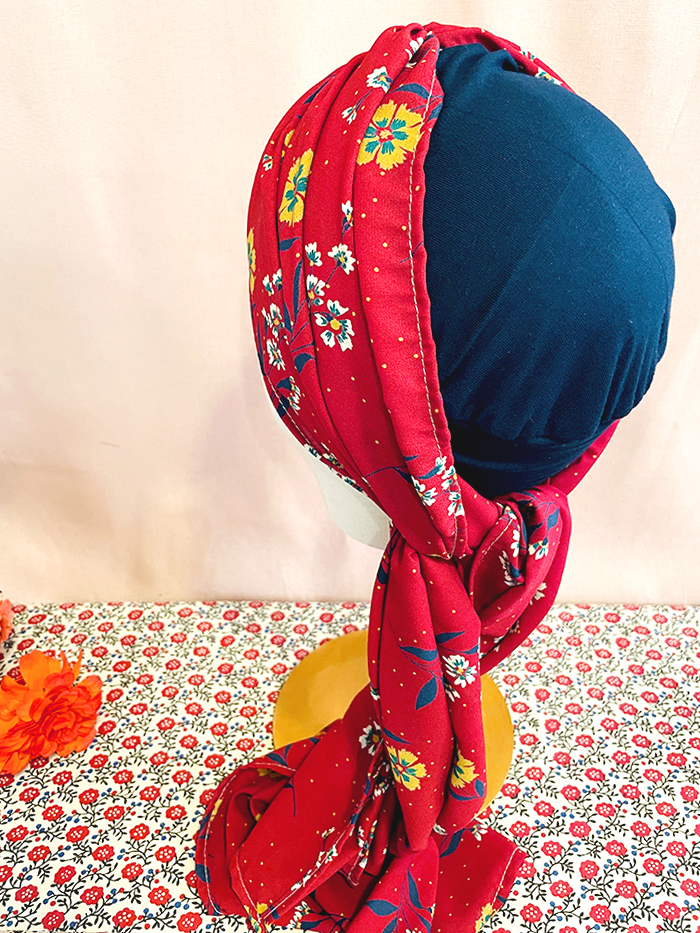 Bonnet-foulard chimio pré-formé à fleurs rouge - Lizee – Image 3