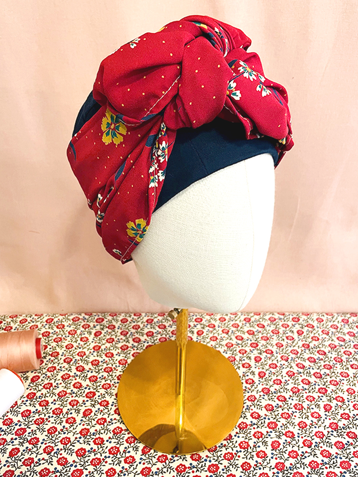 Bonnet-foulard chimio pré-formé à fleurs rouge - Lizee – Image 4